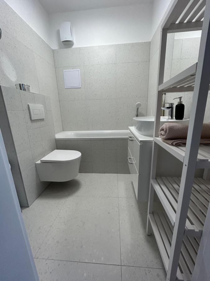 Cozy 1-Bedroom Condo Miloslavov ภายนอก รูปภาพ