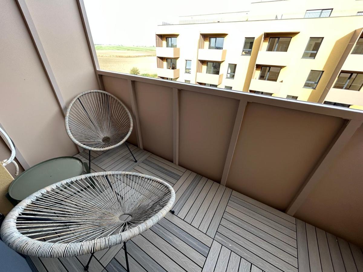 Cozy 1-Bedroom Condo Miloslavov ภายนอก รูปภาพ